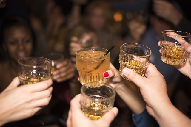 A origem do bar: descubra para abrir o seu